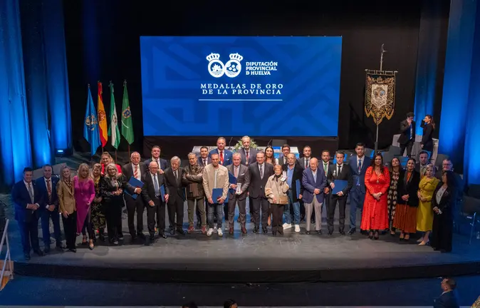 Foto de familia de la entrega de Medallas de la Provincia de 2024