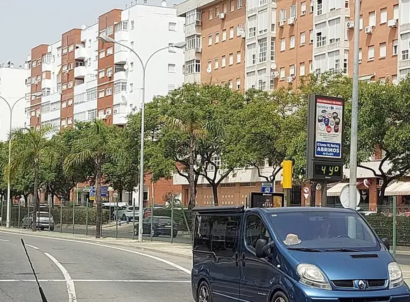Bloques de viviendas en la salida hacia Punta Umbr&iacute;a desde la capital