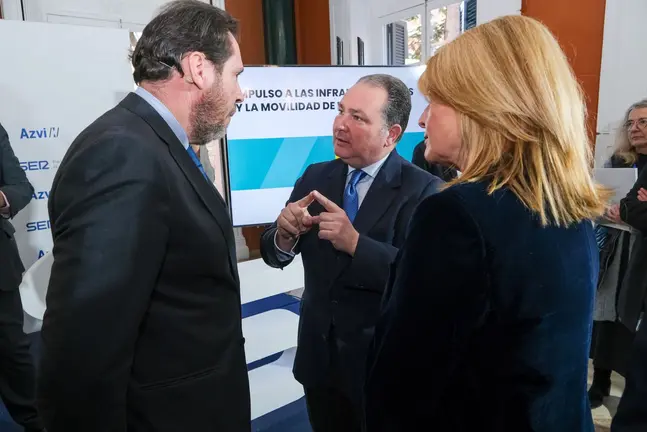 David Toscano charla con Puente, en presencia de la alcaldesa de Huelva