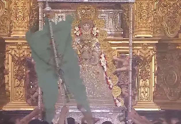 La Virgen del Roc&iacute;o junto al Simpecado de Almonte.