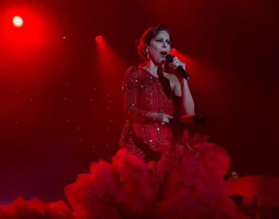 Pastora Soler sobre el escenario del Recinto Colombino.