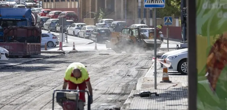 Operarios asfaltando en La Orden / Fotografía: Ayuntamiento de Huelva.