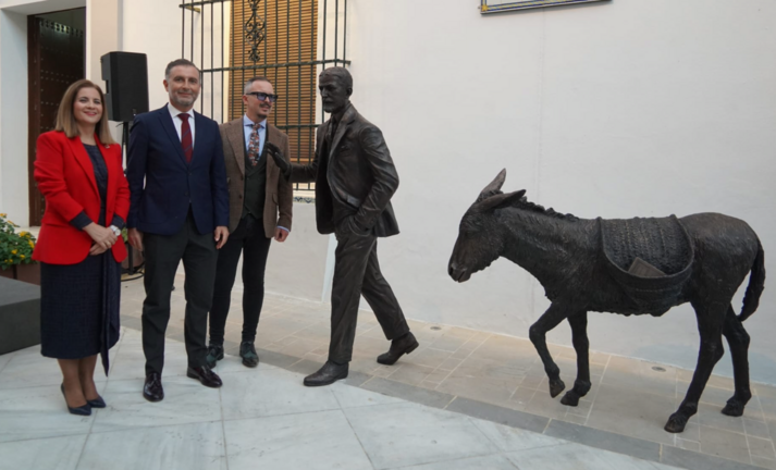 Conjunto escultórico de Juan Ramón Jiménez y Platero. / Fotografía: Ayuntamiento de Moguer.