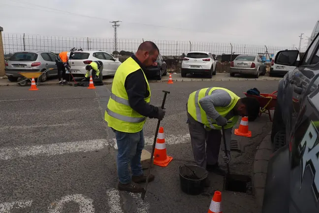 Limpieza de imbornales en el polígono San Jorge de Palos de la Frontera.