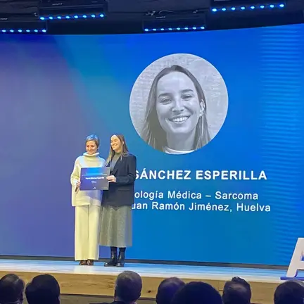 María Sánchez Esperilla recibe el reconocimiento.