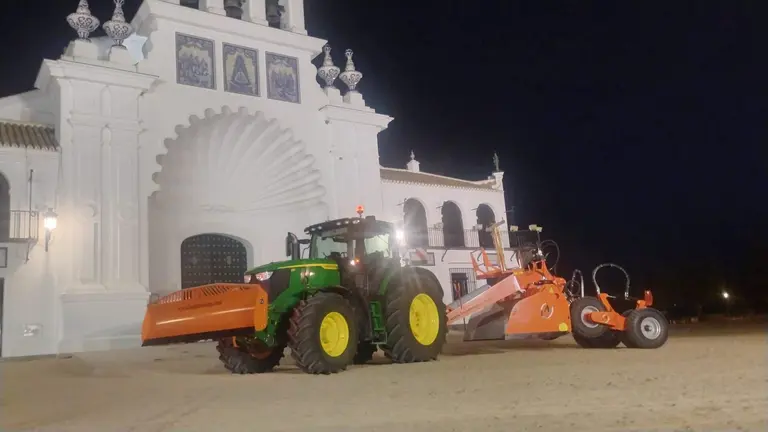 Maquinaria usada en el arreglo de calles en El Rocío.