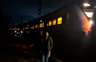 Pasajeros baj&aacute;ndose del tren averiado