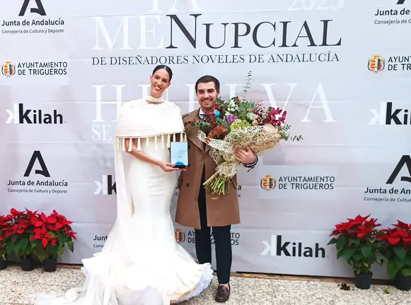 Así de feliz posaba Adrián tras proclamarse ganador del certamen nupcial de diseñadores noveles de Andalucía