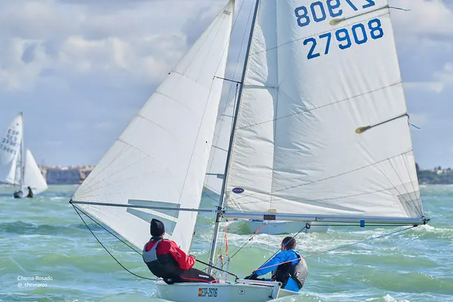 Los regatistas en acci&oacute;n.