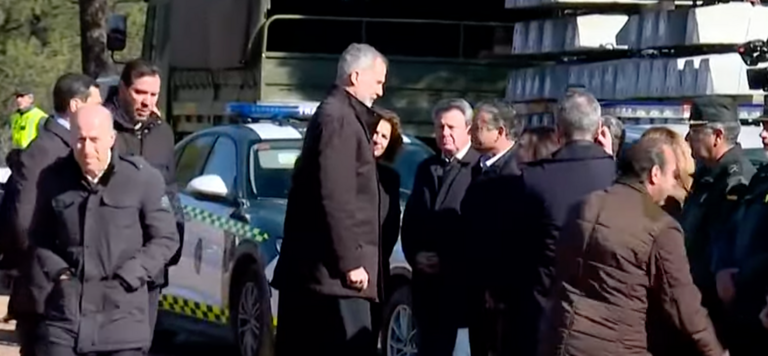 Los Reyes de Espa&ntilde;a llegan al lugar.