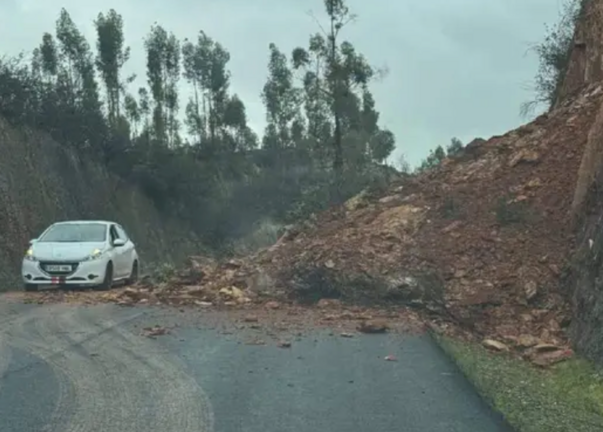 Desprendimiento en la carretera que une Rosal de la Frontera con Santa Barbara  hace unos d&iacute;as.