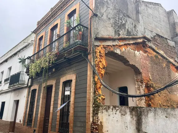 Riesgo de derrumbe en una vivienda en Valverde del Camino.