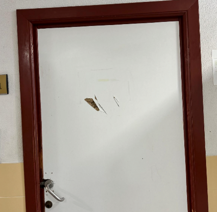 Estado en el qued&oacute; la puerta del Centro de Salud de Ayamonte