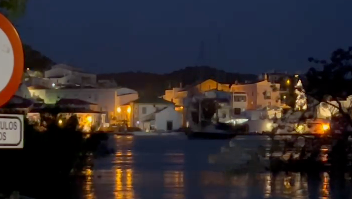 Barco a la deriva en Sanl&uacute;car de Guadiana.
