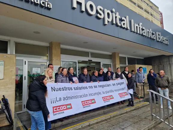 Manifestaci&oacute;n en la puerta del Hospital por los impagos.