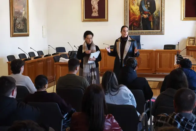 Milagros Romero junto a las personas que quieren sacarse el carnet de conducir en Palos de la Frontera.