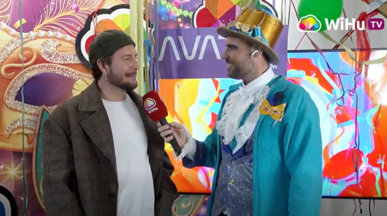 Manuel Carrasco atendiendo a los compa&ntilde;eros de WihuTV.