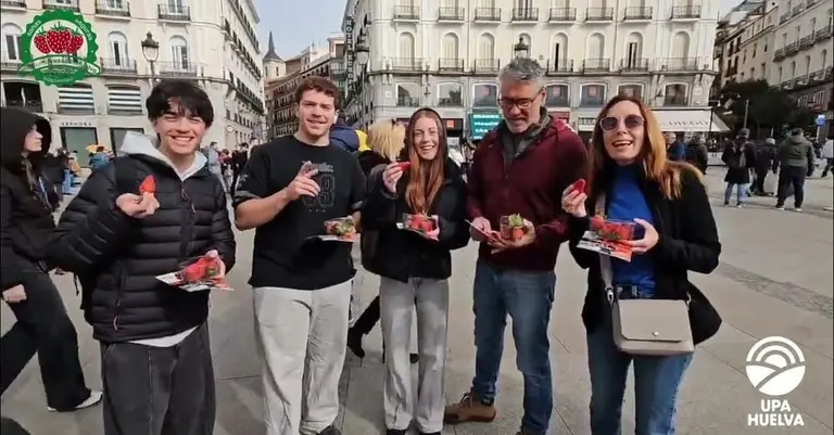 UPA Huelva reparte las tarrinas de fresas en la Puerta del Sol.
