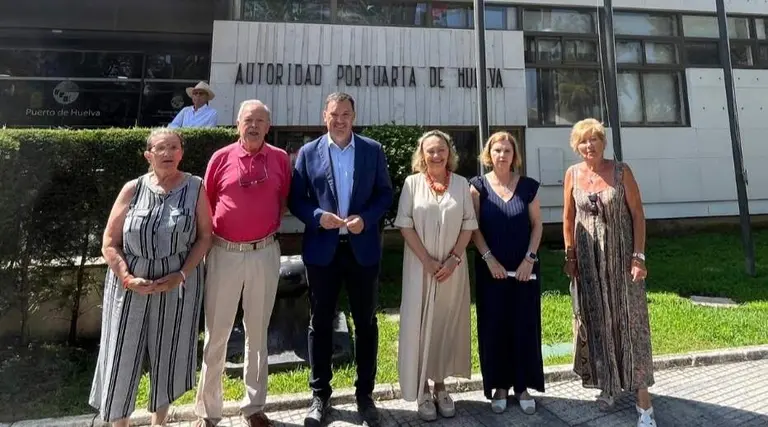 Alberto Santana con la directiva de los antiguos vecinos de San Sebastián