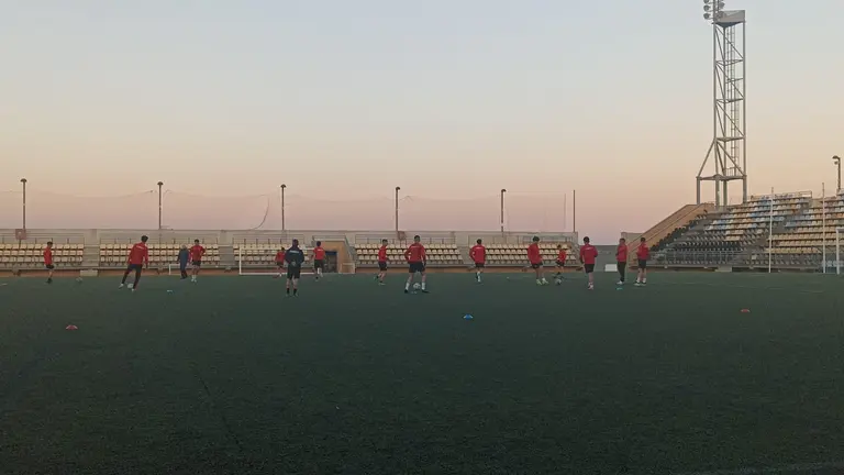 El Ayamonte Juvenil calentado.