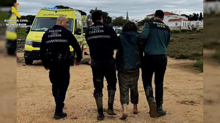 Rescate de una mujer en Cartaya.