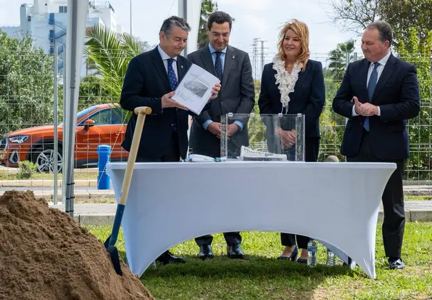 Colocaci&oacute;n de la primera piedra