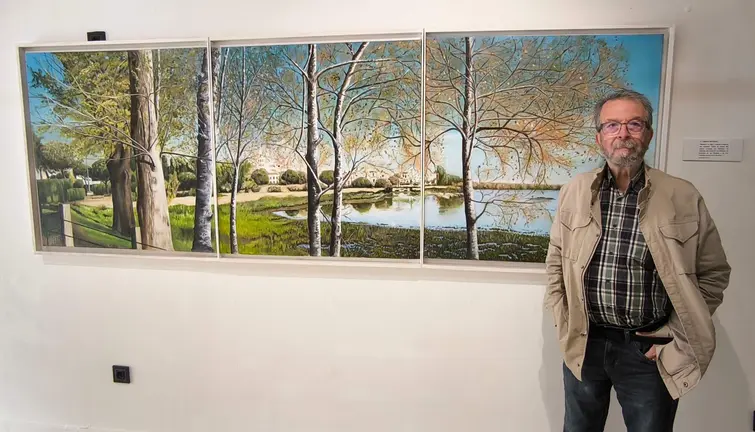 Pepe Prieto con una de sus obras pictóricas