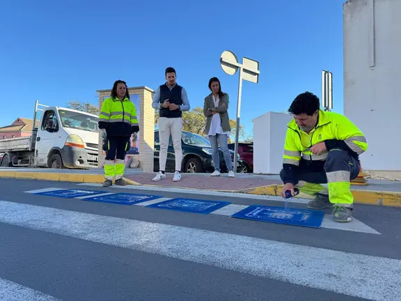 Aljaraque refuerza la accesibilidad con el repintado de pasos de peatones con pictogramas
