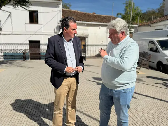 Manuel Andr&eacute;s Gonz&aacute;lez y el alcalde de Casta&ntilde;o de Robledo.