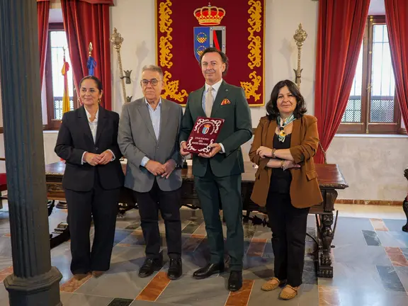 Almonte entrega las pastas al exaltador del Roc&iacute;o, Fernando Romero Vall&iacute;n