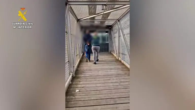 El detenido escoltado por la Guardia Civil.