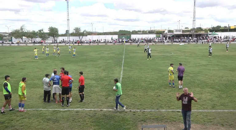 El Isla Cristina consultando con el equipo arbitral la validez del cambio de Aranda