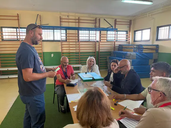 Un ciudadano ejerce su derecho al voto en las elecciones andaluzas de 2026.