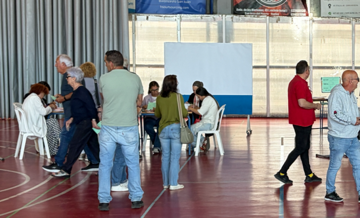 Imagen de gente votando en las mesas electorales.