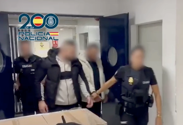 Los detenidos junto a la polic&iacute;a.