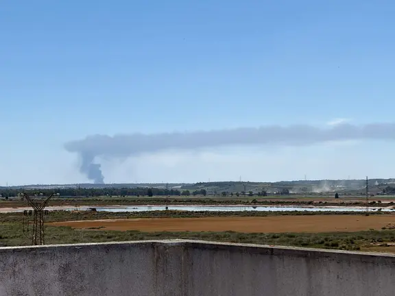 Imagen de la columna de humo visible desde San Juan del Puerto.