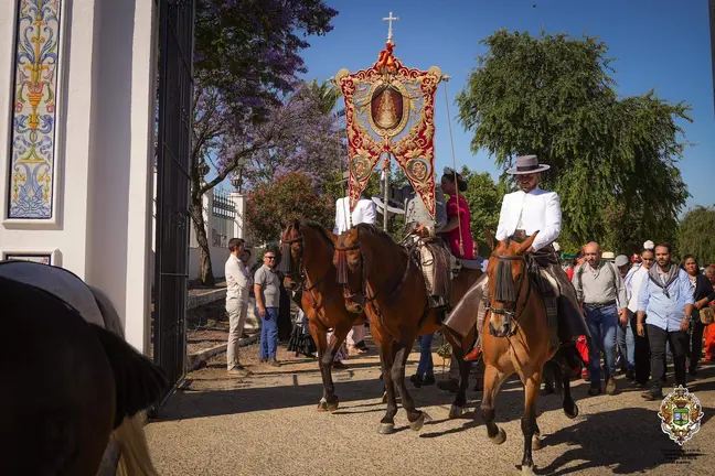 La Hermandad Matriz de Almonte, a su paso por las calles del pueblo. / Fotograf&iacute;a: Hermandad Matriz de Almonte