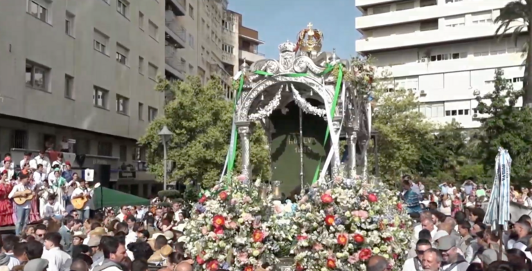 La Hermandad de Huelva frente al Monumento a la Virgen del Roc&iacute;o en la Plaza del Punto.