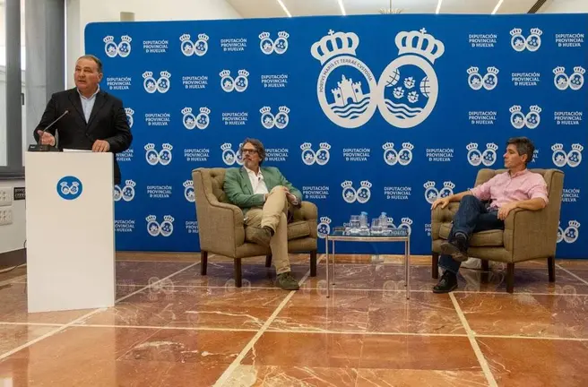 Teodoro Le&oacute;n Gross reivindica el rigor period&iacute;stico en un encuentro en la Diputaci&oacute;n