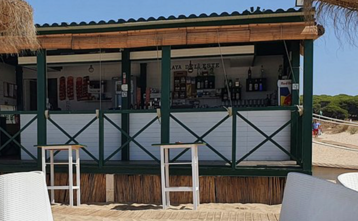Chiringuito en Punta Umbr&iacute;a.