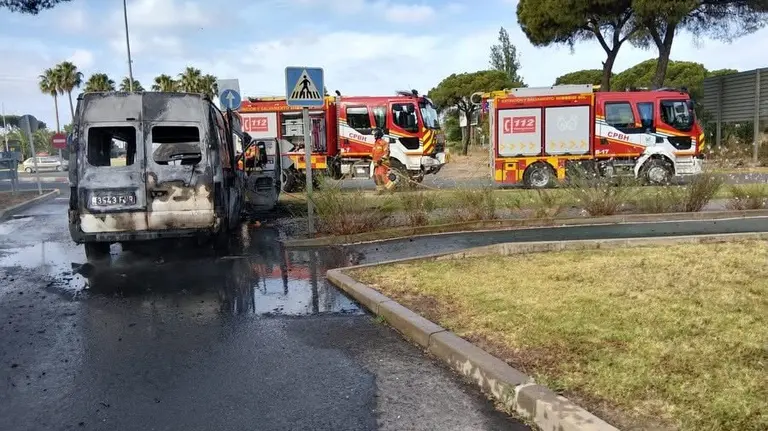 Arde una furgoneta a la entrada de La Monacilla