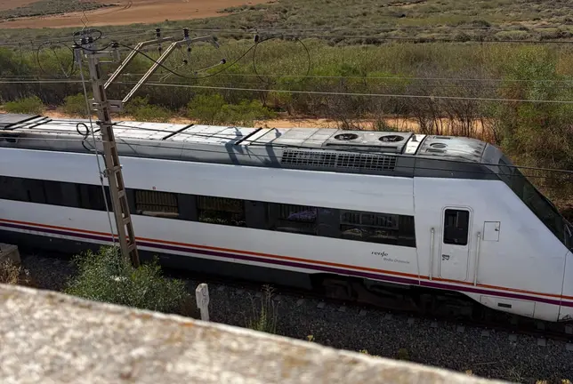 Tren pasando a las 11.00 horas por San Juan del Puerto.