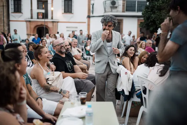 'Intrusos' llena de humor y teatro de calle la Plaza de Santa Mar&iacute;a de Niebla