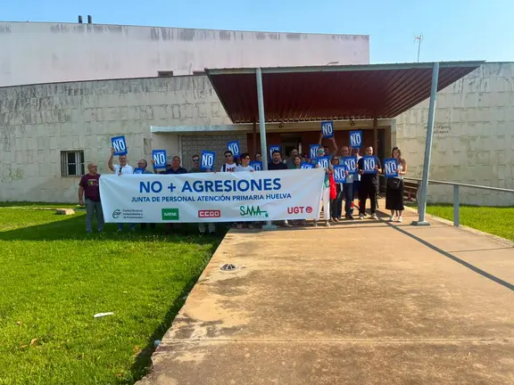 Los facultativos, concentrados a las puertas del centro de salud de San Juan del Puerto.