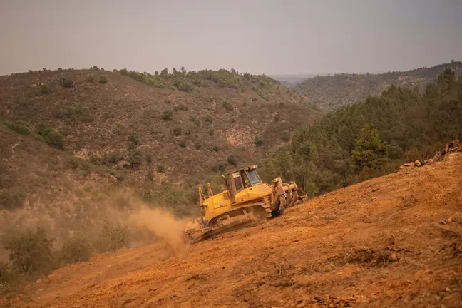 Un bulldozer trabajando.