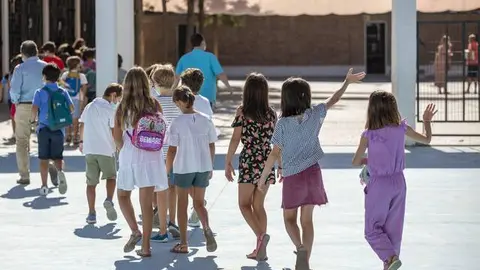 Un grupo de escolares entrando a la escuela