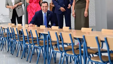 Juanma Moreno, en el aula.