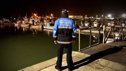 Policía Portuario realizando servicios en solitario