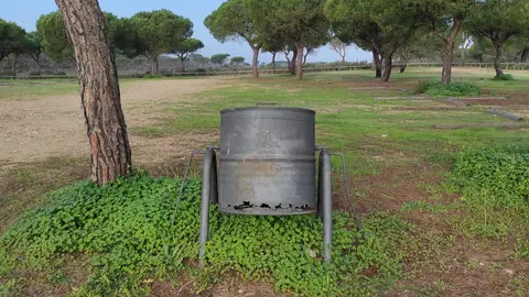 Aspecto deteriorado y oxidado de las papeleras de metal de la Cuesta Maneli