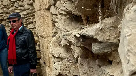 Muro de San Pedro, semi-escondido para el público